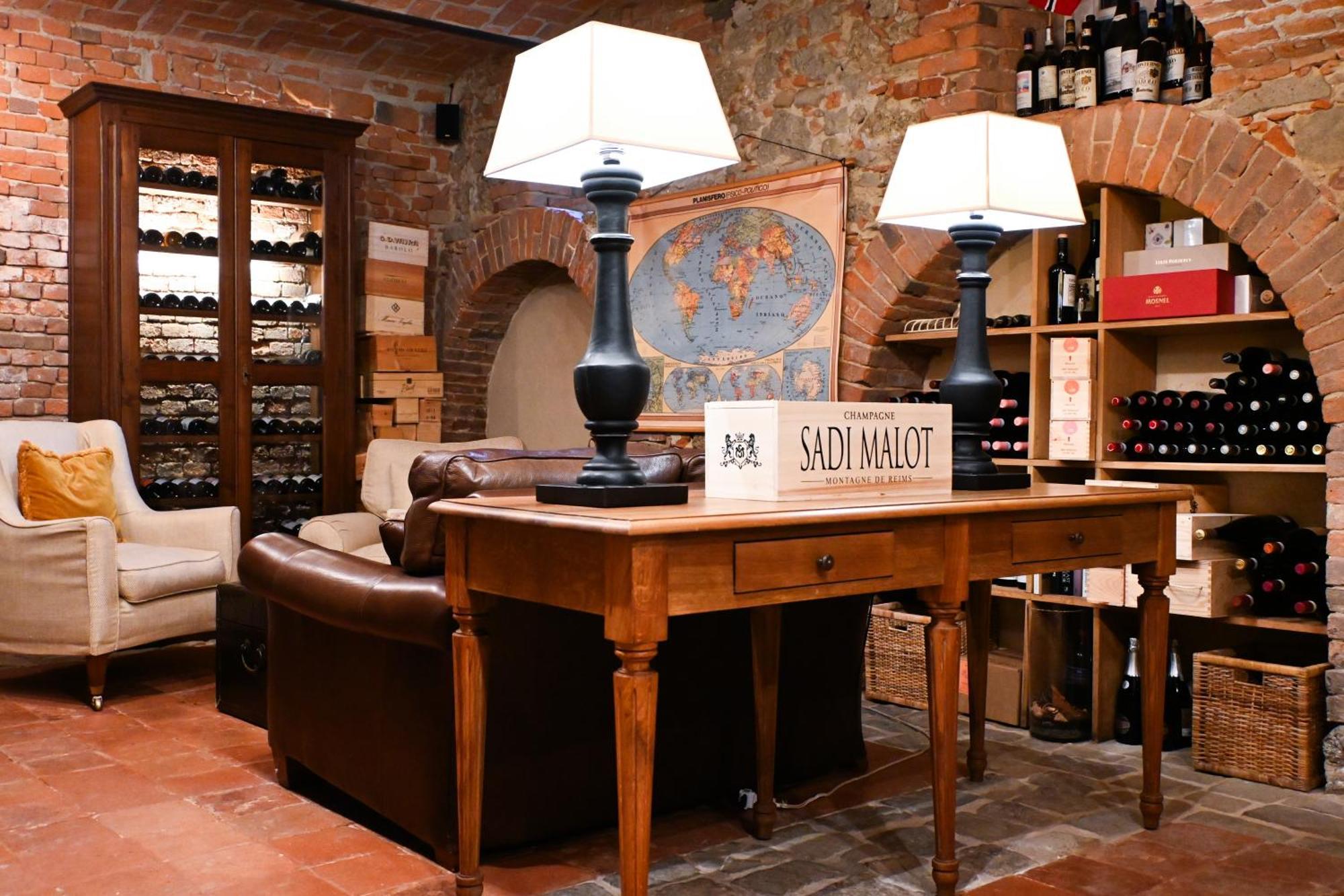Corte Gondina Boutique Hotel La Morra Bagian luar foto
